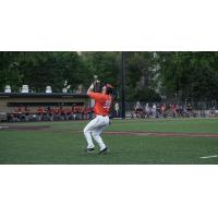 Mankato MoonDogs first baseman Noah Hull prepare to make a catch