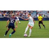 North Carolina Courage's Denise O'Sullivan battles Racing Louisville FC's Jaelin Howell